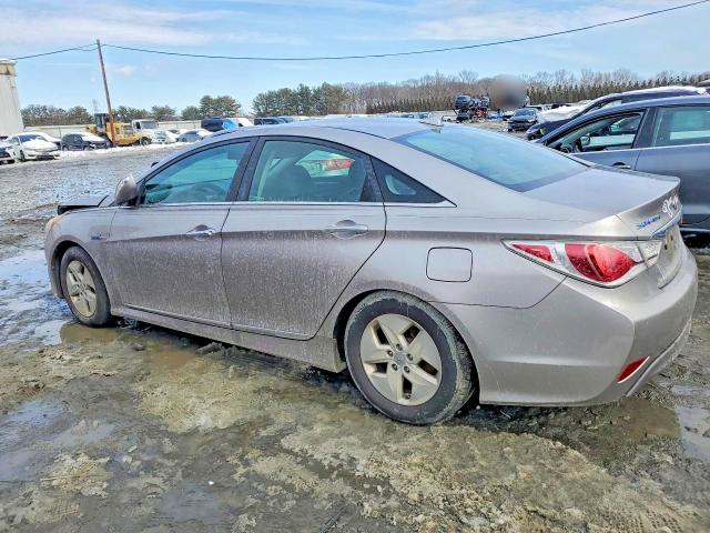 Photo 2 from auction – 2012 HYUNDAI SONATA HYBRID with VIN KMHEC4A48CA042514