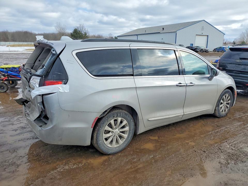 Photo 3 from auction – 2017 CHRYSLER PACIFICA with VIN 2C4RC1BG4HR739579