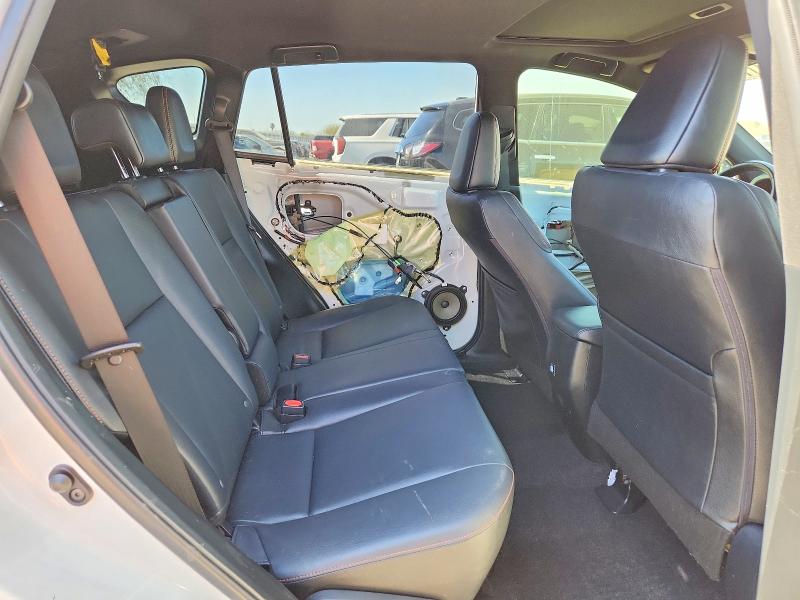 Photo 11 from auction – 2018 TOYOTA RAV4 with VIN JTMNFREV8JJ209396