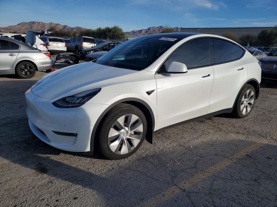 TESLA MODEL Y 2022 with VIN 7SAYGAEE0NF339751 - Photo from auction