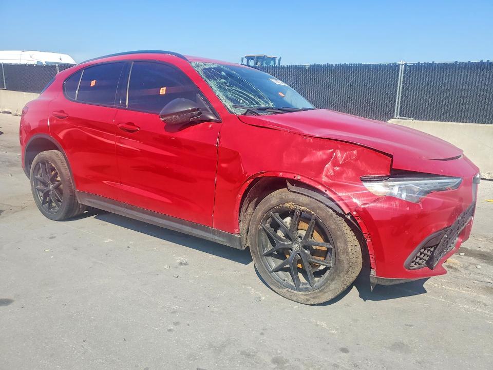 Photo 4 from auction – 2021 ALFA ROMEO STELVIO with VIN ZASPAJAN3M7C98236