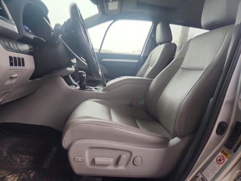 Photo 7 from auction – 2017 TOYOTA HIGHLANDER with VIN 5TDKZRFH6HS520423