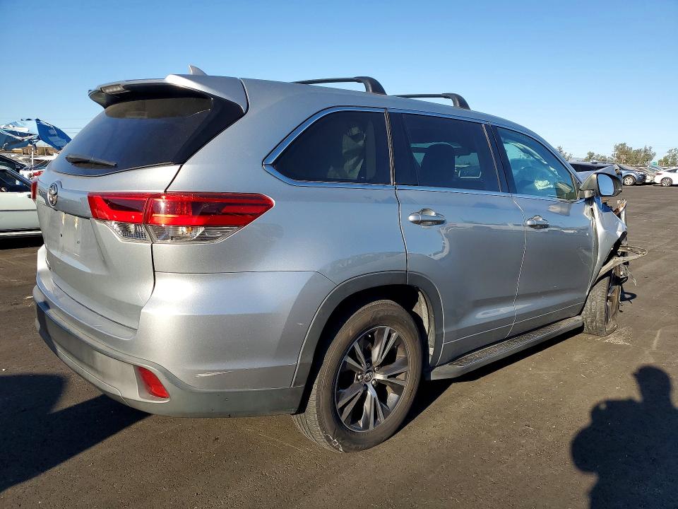 Photo 3 from auction – 2017 TOYOTA HIGHLANDER with VIN 5TDZARFH3HS023738
