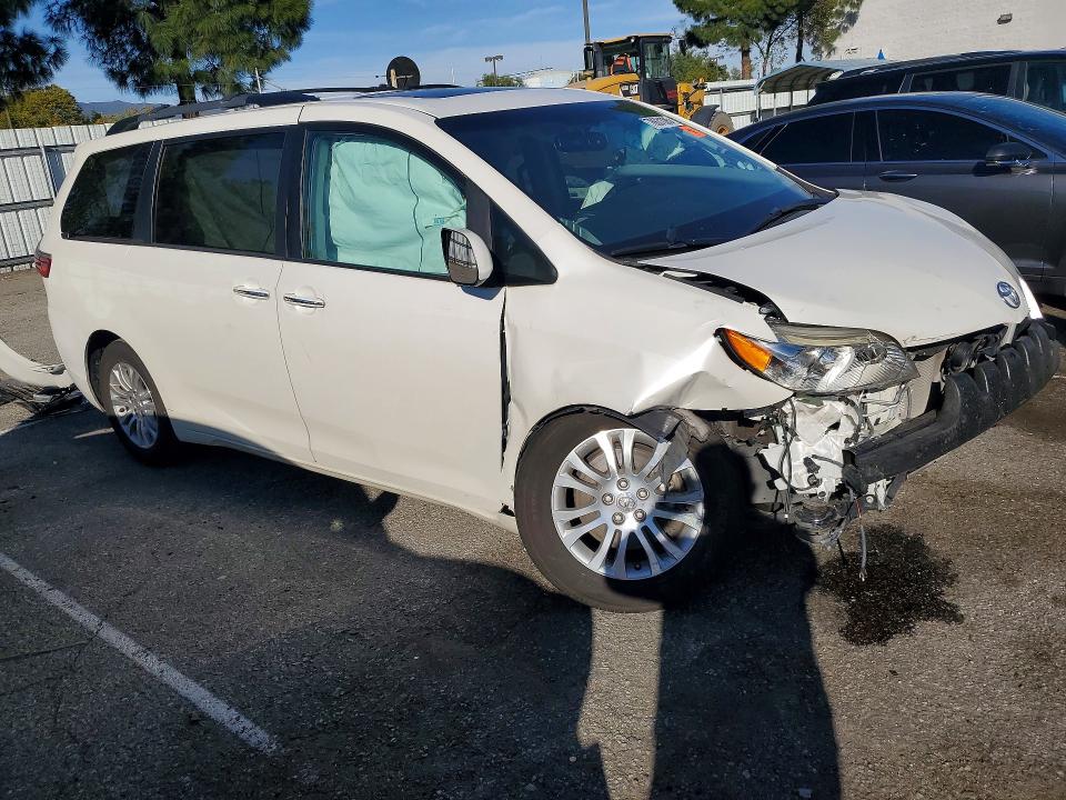 Photo 4 from auction – 2016 TOYOTA SIENNA with VIN 5TDYK3DC7GS736718