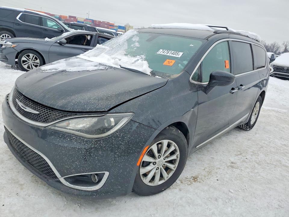CHRYSLER PACIFICA 2017 with VIN 2C4RC1BG1HR517176 - Photo from auction