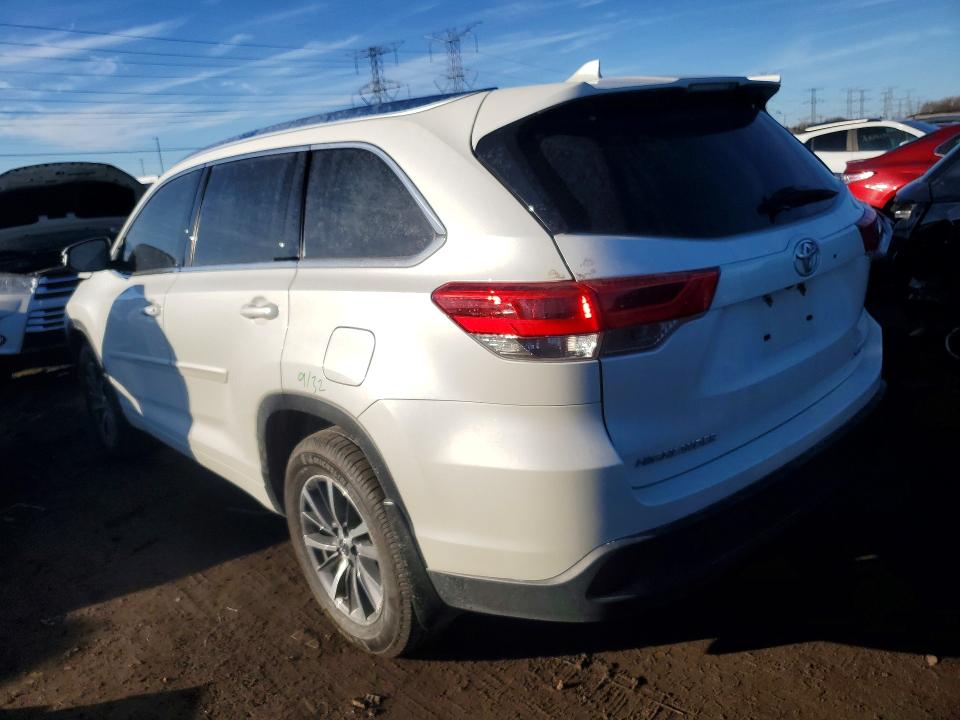 Фото 2 с аукциона – 2018 TOYOTA HIGHLANDER с VIN 5TDJZRFH8JS869360