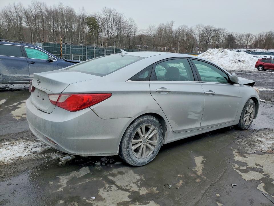 Photo 3 from auction – 2011 HYUNDAI SONATA with VIN 5NPEB4AC4BH089710