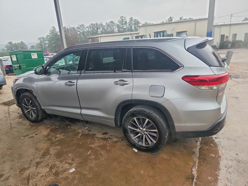 Photo 2 from auction – 2017 TOYOTA HIGHLANDER with VIN 5TDKZRFH6HS520423