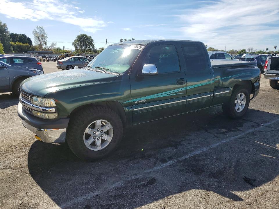 CHEVROLET SILVERADO 2001 with VIN 2GCEC19V111117562 - Photo from auction