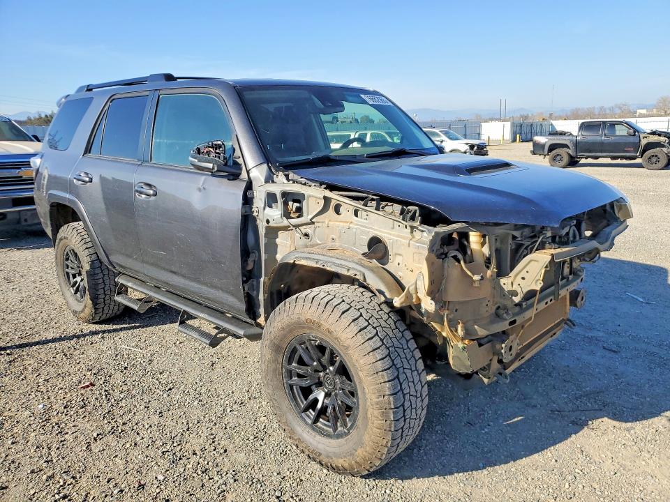 Photo 4 from auction – 2020 TOYOTA 4RUNNER with VIN JTEBU5JR3L5836721