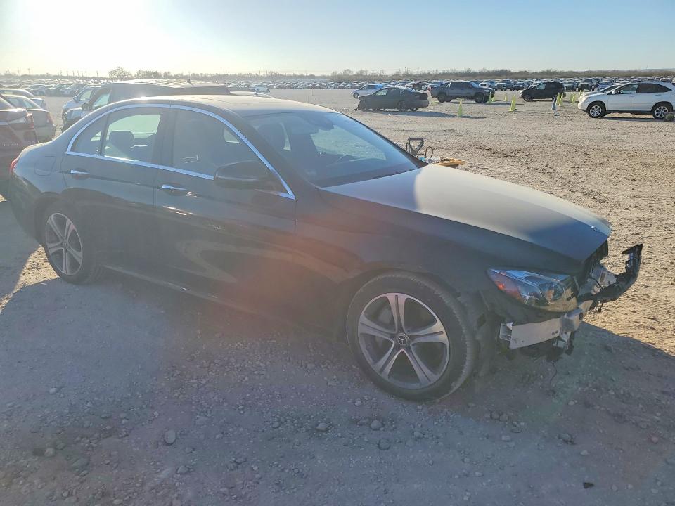 Photo 4 from auction – 2017 MERCEDES-BENZ E 300 with VIN WDDZF4JB6HA263084