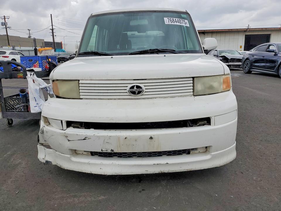 Photo 5 from auction – 2004 TOYOTA SCION with VIN JTLKT324X40169907