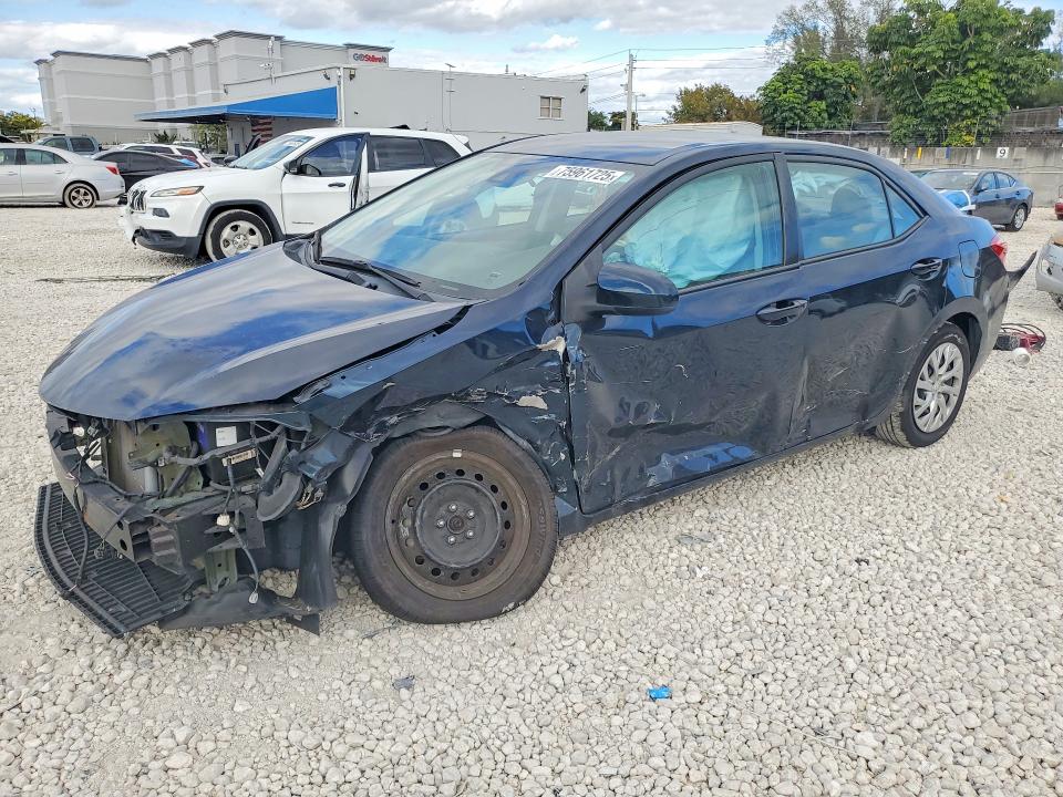 TOYOTA COROLLA L 2018 con VIN 5YFBURHE0JP839770 - Foto de la subasta