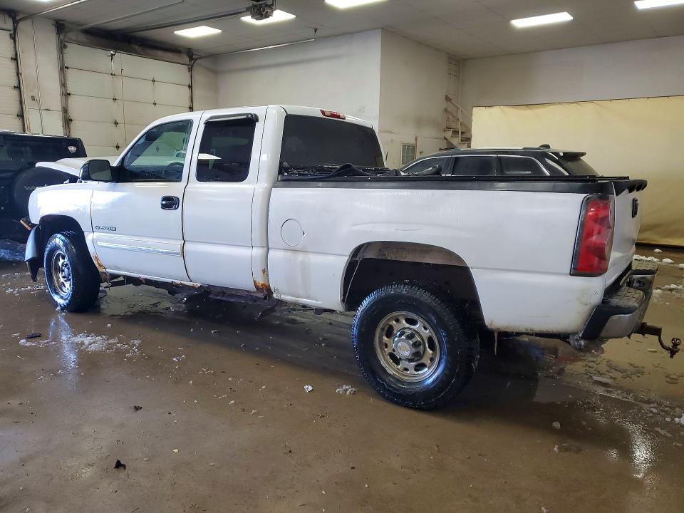 Photo 2 from auction – 2005 CHEVROLET SILVERADO with VIN 1GCHK29U05E148450