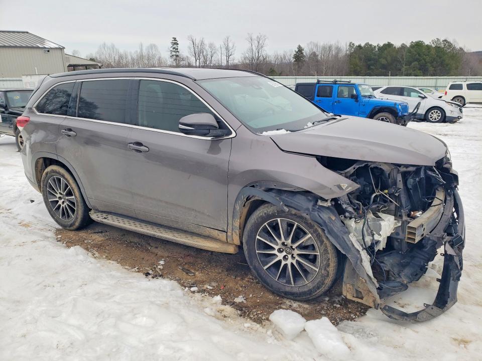Photo 4 from auction – 2018 TOYOTA HIGHLANDER with VIN 5TDKZRFH8JS529548
