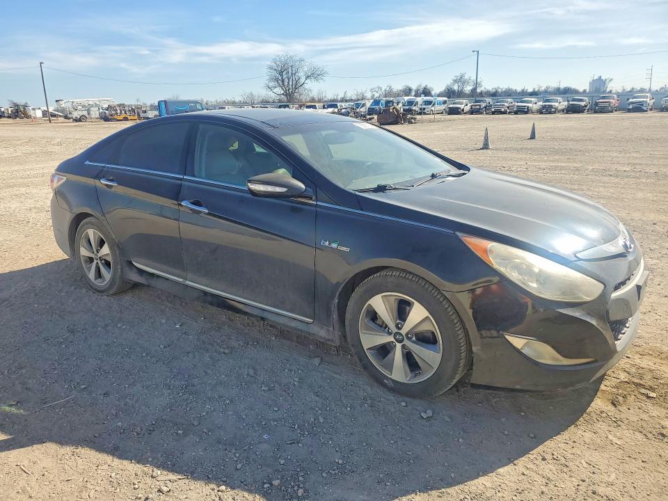 Photo 4 from auction – 2011 HYUNDAI SONATA with VIN KMHEC4A47BA010913