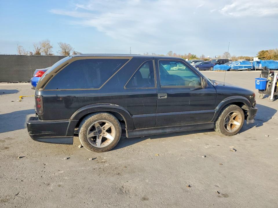 Photo 3 from auction – 2002 CHEVROLET BLAZER with VIN 1GNCS18W52K150495