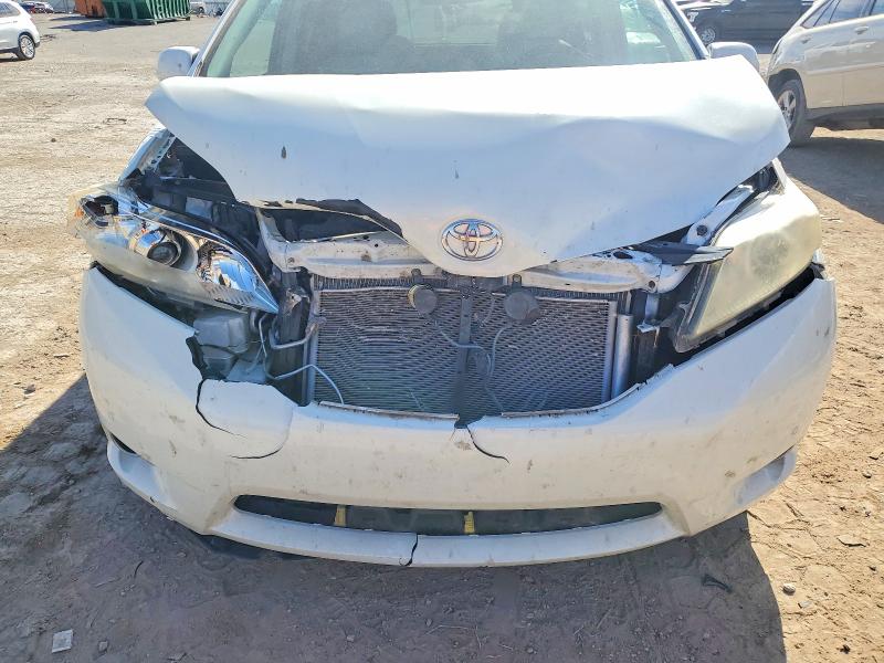 Photo 12 from auction – 2011 TOYOTA SIENNA XLE with VIN 5TDYK3DC9BS050494