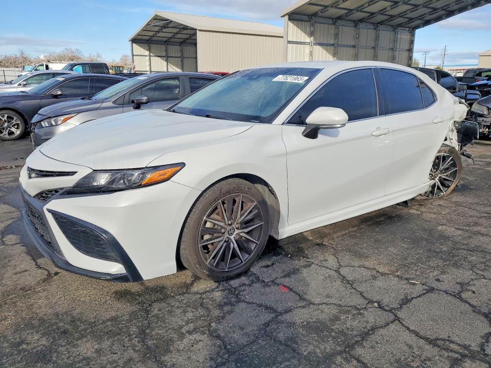 TOYOTA CAMRY SE 2022 with VIN 4T1G11AK7NU035017 - Photo from auction