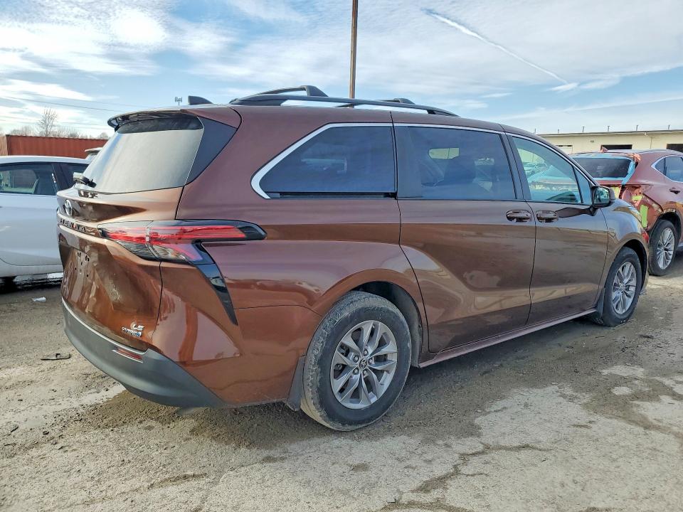Photo 3 from auction – 2022 TOYOTA SIENNA with VIN 5TDKRKEC4NS118487