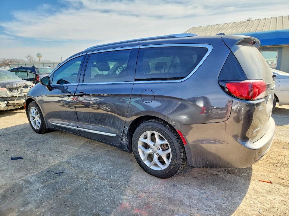 Photo 2 from auction – 2017 CHRYSLER PACIFICA T with VIN 2C4RC1EGXHR541276