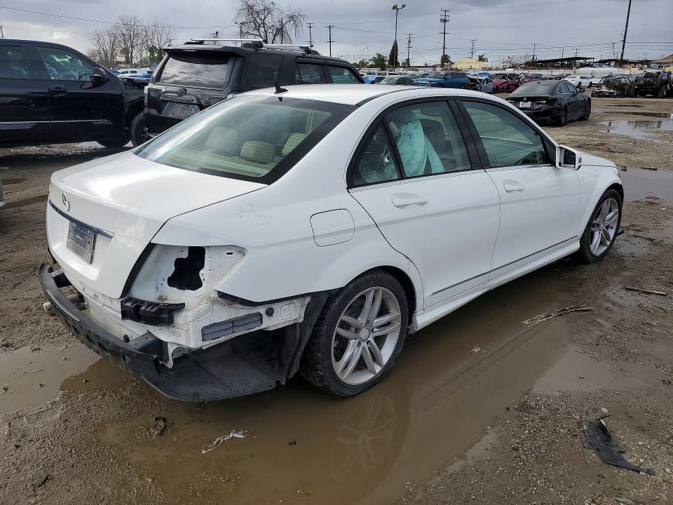 Photo 3 from auction – 2014 MERCEDES-BENZ C with VIN WDDGF4HB9EA902440