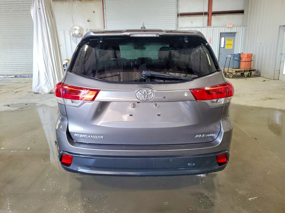Photo 6 from auction – 2018 TOYOTA HIGHLANDER with VIN 5TDJZRFH3JS549430