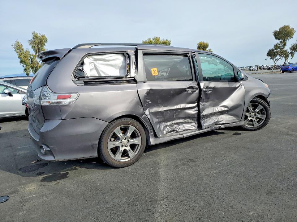 Photo 3 from auction – 2017 TOYOTA SIENNA with VIN 5TDXZ3DC1HS820400