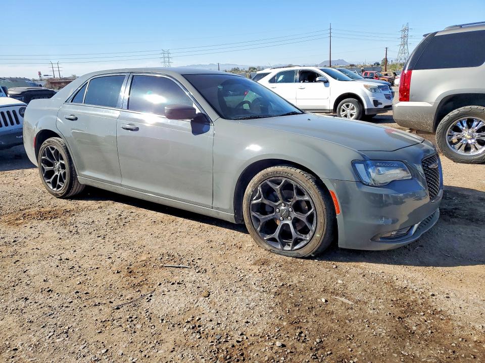 Photo 4 from auction – 2019 CHRYSLER 300 with VIN 2C3CCABG4KH562720