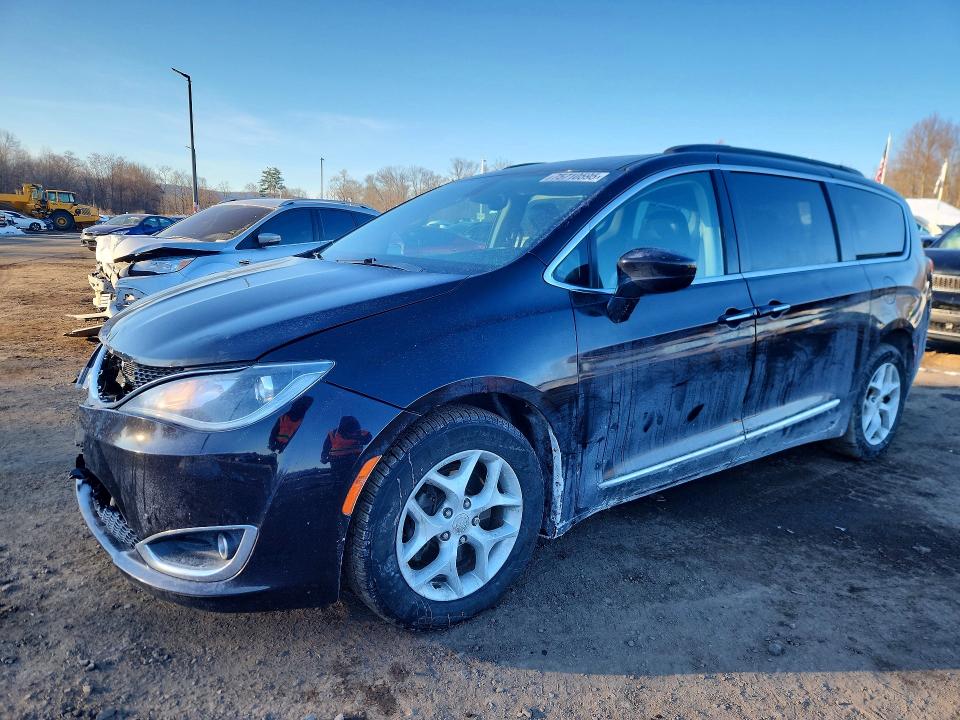 CHRYSLER PACIFICA 2017 with VIN 2C4RC1BG0HR704554 - Photo from auction
