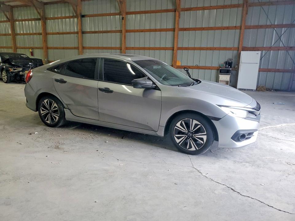 Photo 4 from auction – 2017 HONDA CIVIC with VIN 2HGFC1F30HH649234