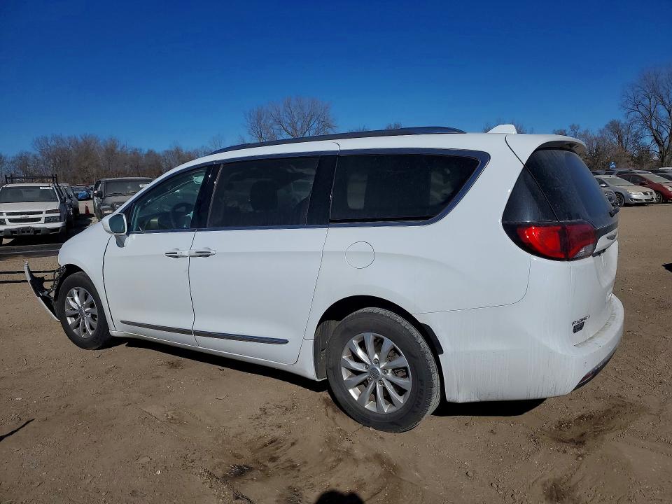 Photo 2 from auction – 2019 CHRYSLER PACIFICA with VIN 2C4RC1BG4KR650196
