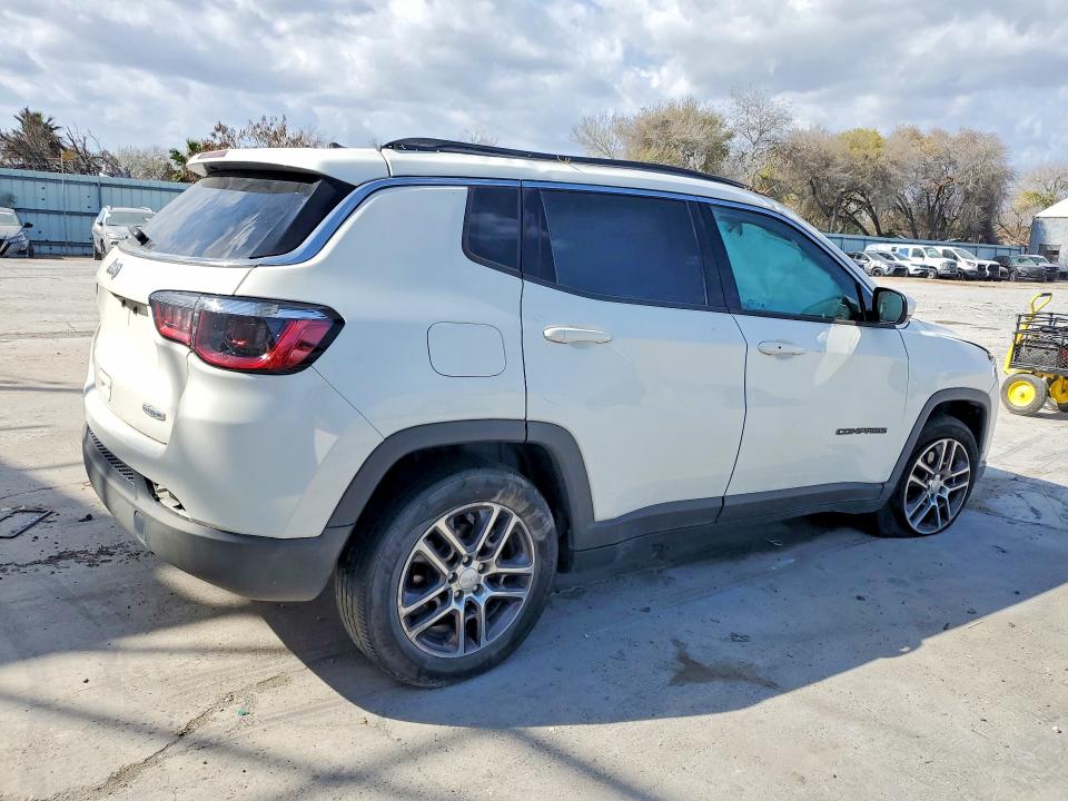 Photo 3 from auction – 2018 JEEP COMPASS with VIN 3C4NJCBBXJT102350