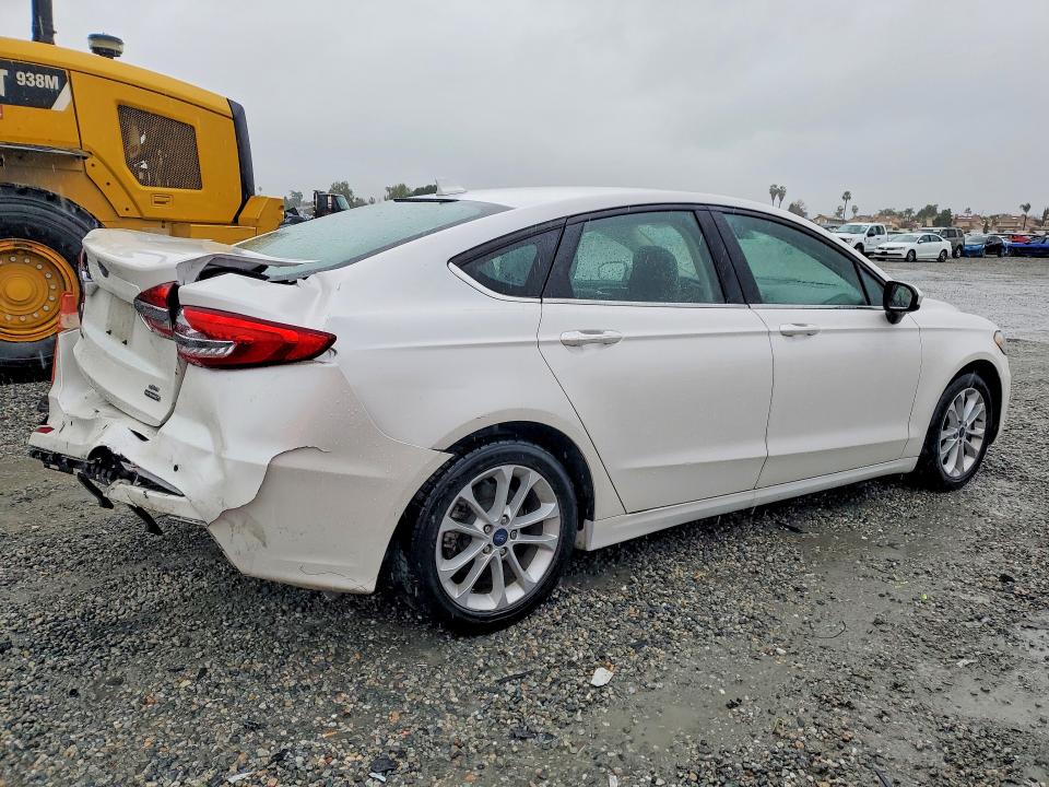 Photo 3 from auction – 2020 FORD FUSION with VIN 3FA6P0LU5LR229241
