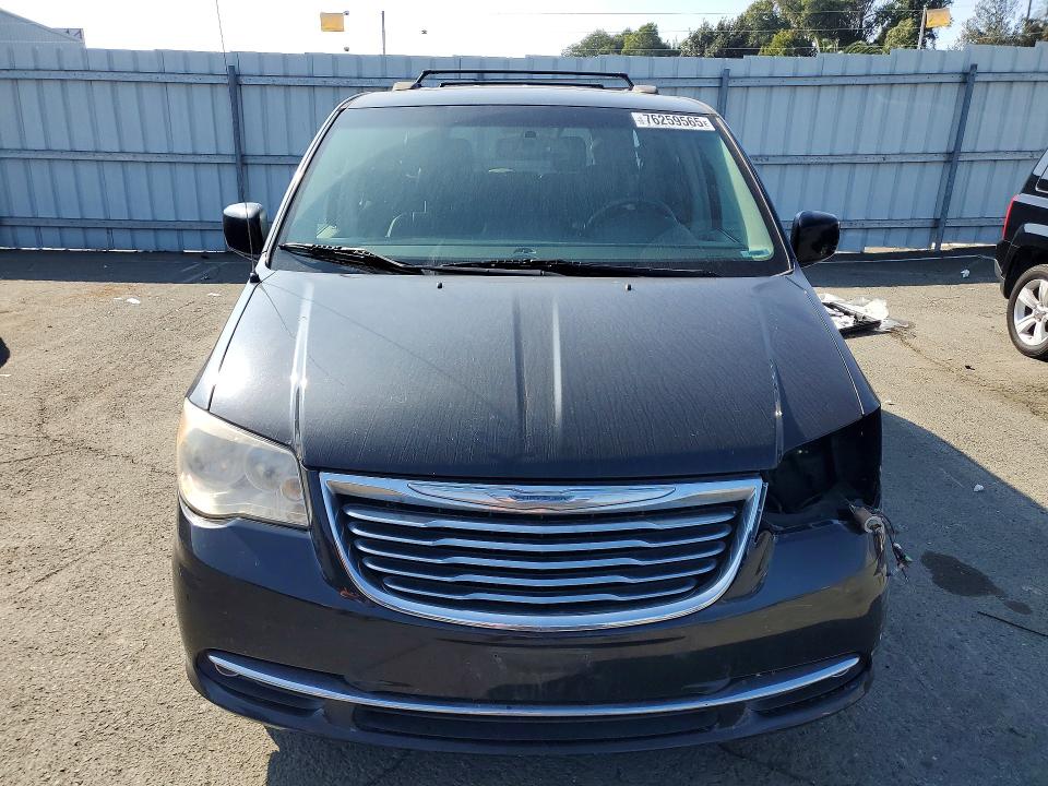 Photo 5 from auction – 2014 CHRYSLER TOWN & COU with VIN 2C4RC1BGXER398541