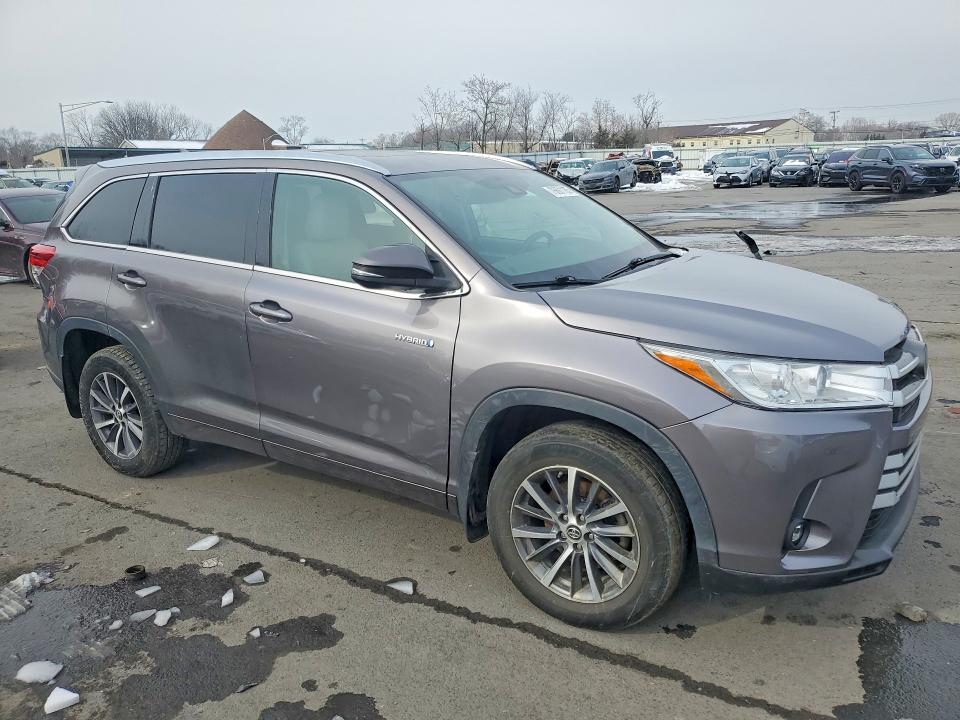 Photo 4 from auction – 2017 TOYOTA HIGHLANDER with VIN 5TDJGRFHXHS032786