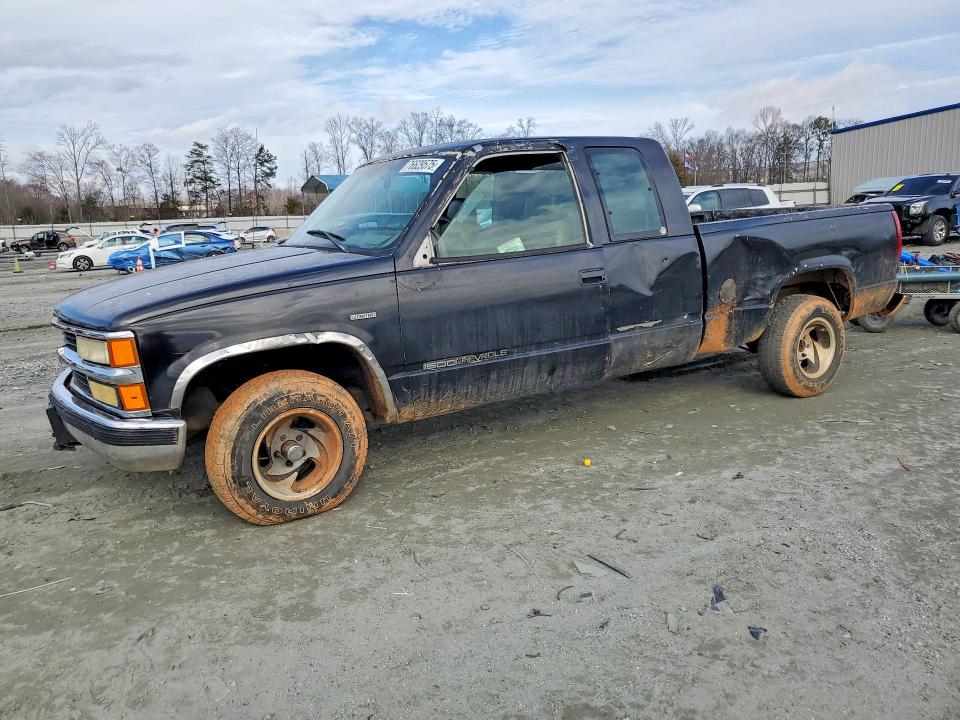 CHEVROLET SILVERADO 2000 with VIN 1GCEC19T8YZ183364 - Photo from auction