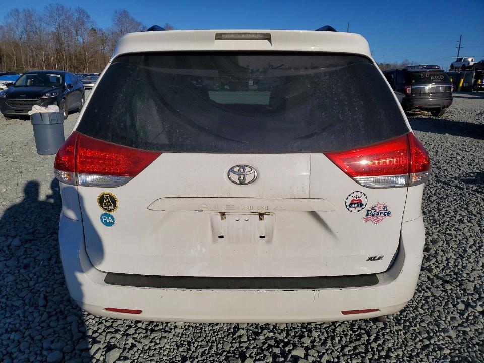 Photo 6 from auction – 2014 TOYOTA SIENNA with VIN 5TDYK3DC6ES514507
