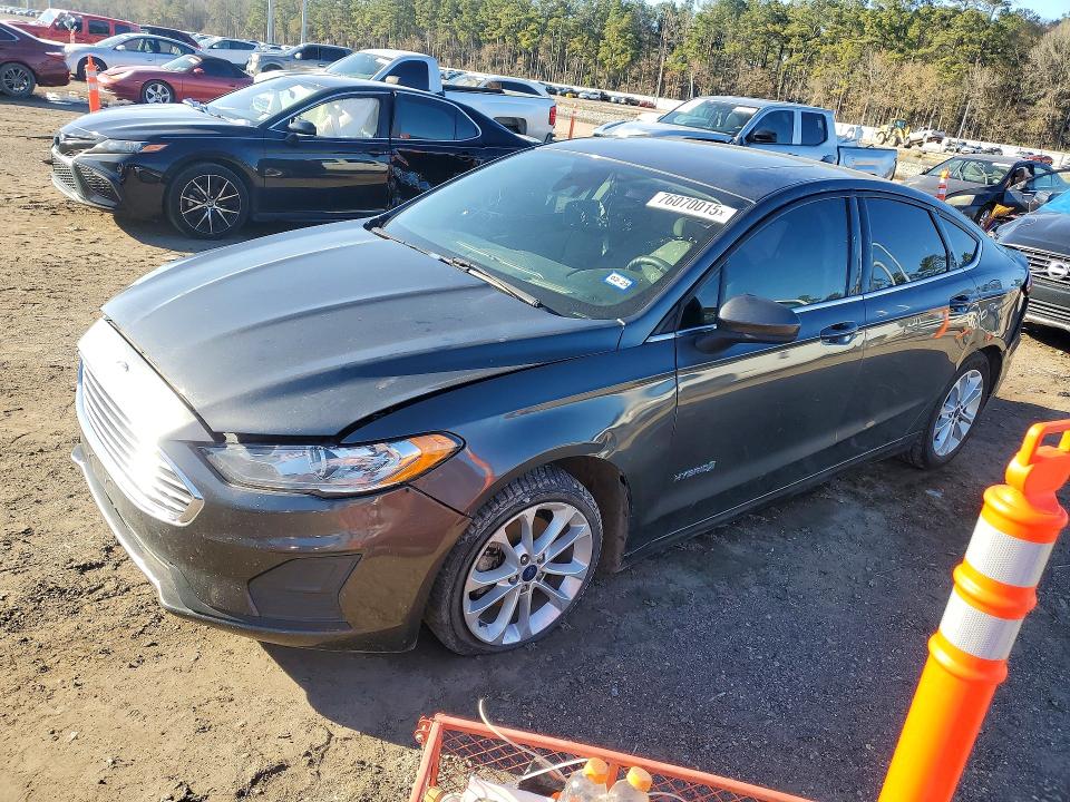FORD FUSION SE 2019 with VIN 3FA6P0LU7KR141385 - Photo from auction