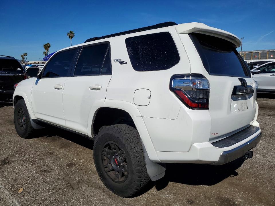 Photo 2 from auction – 2020 TOYOTA 4RUNNER with VIN JTEBU5JR0L5831153