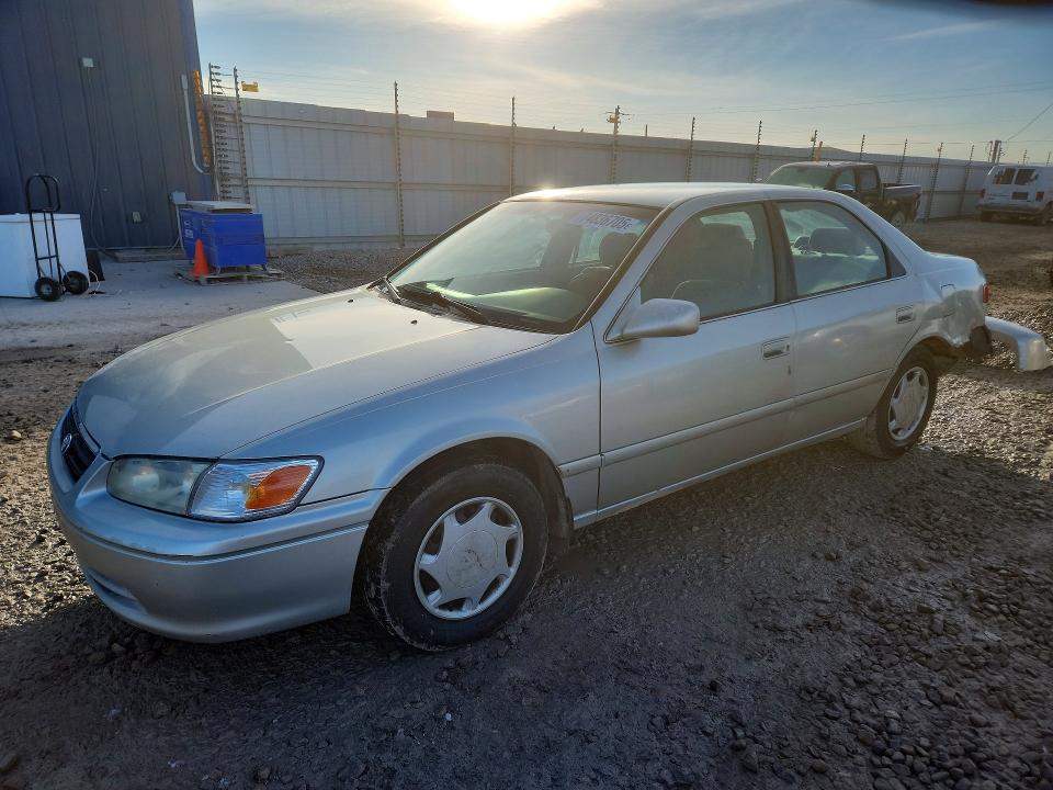 TOYOTA CAMRY CE 2000 with VIN 4T1BG22K7YU646652 - Photo from auction