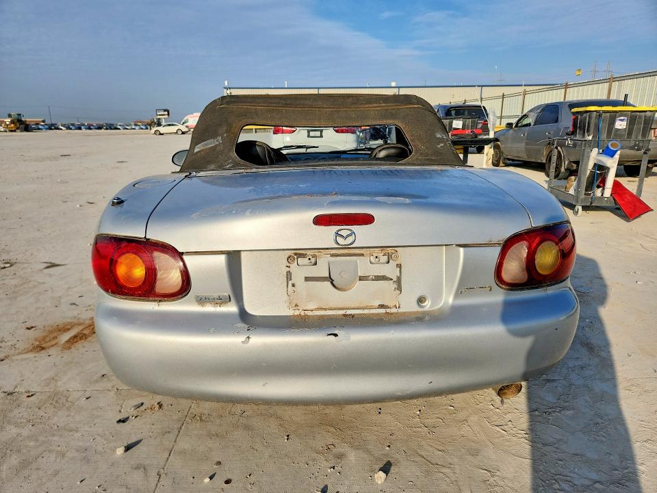 Photo 6 from auction – 1999 MAZDA MX-5 MIATA with VIN JM1NB3536X0135501