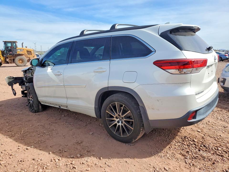 Фото 2 с аукциона – 2018 TOYOTA HIGHLANDER с VIN 5TDJZRFH3JS553560