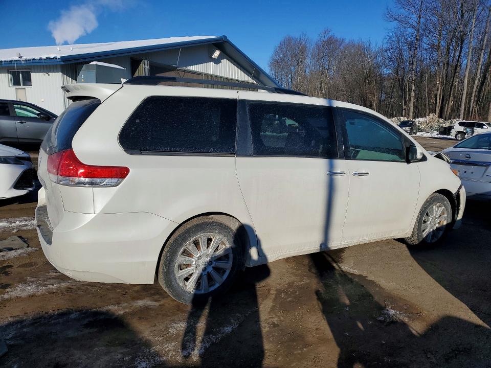 Photo 3 from auction – 2013 TOYOTA SIENNA XLE with VIN 5TDDK3DC0DS051860
