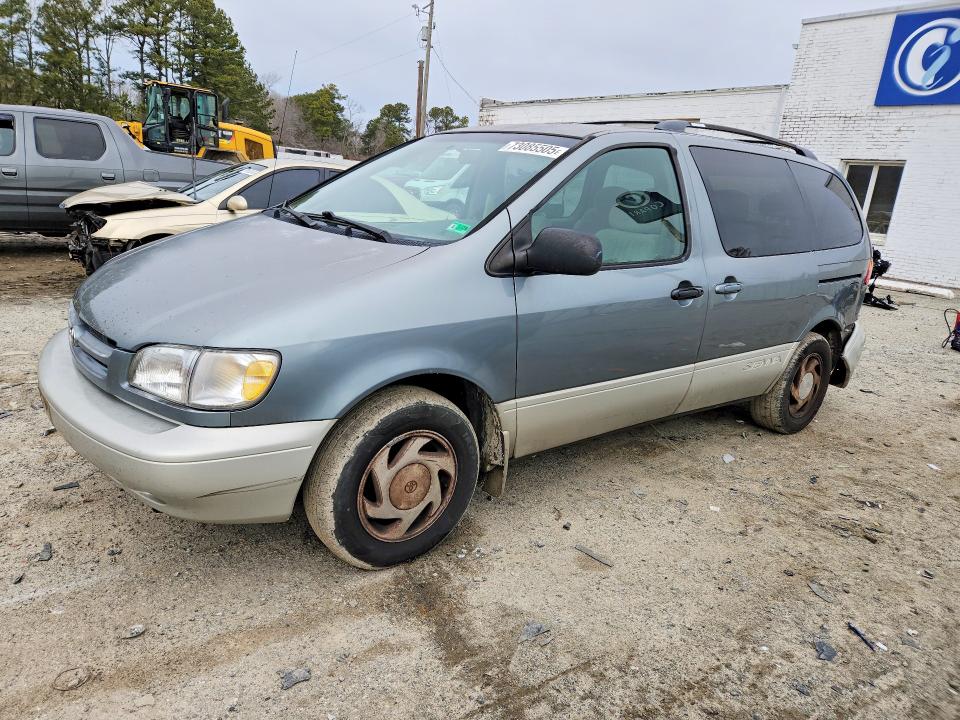 TOYOTA SIENNA 2000 with VIN 4T3ZF13C1YU220272 - Photo from auction