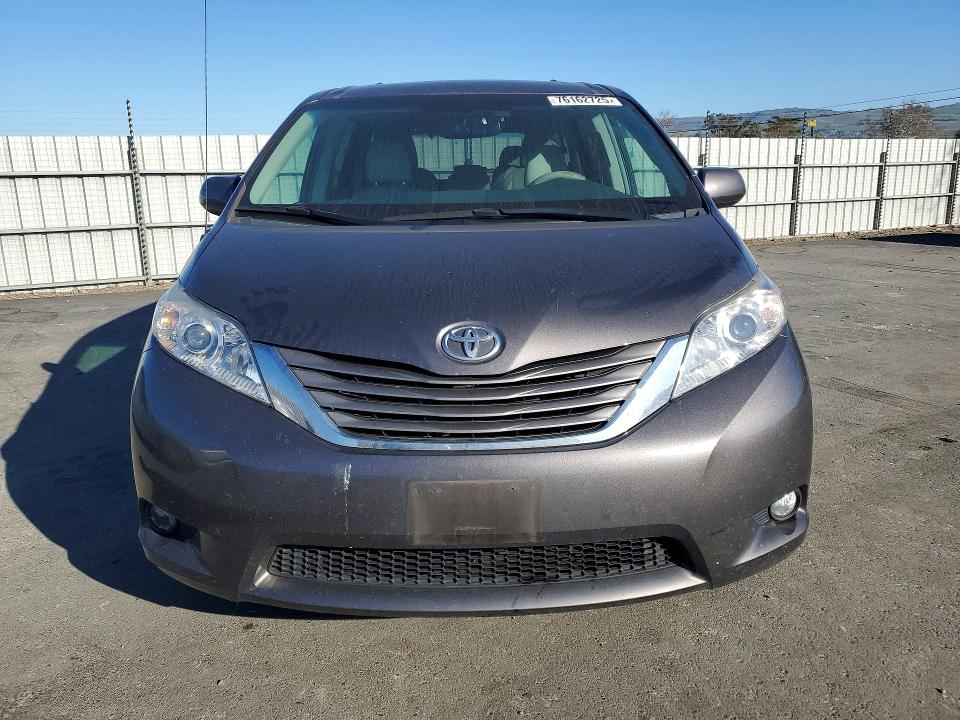 Photo 5 from auction – 2012 TOYOTA SIENNA XLE with VIN 5TDYK3DC0CS233414