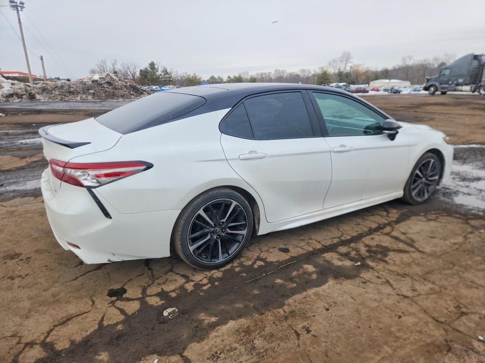 Photo 3 from auction – 2018 TOYOTA CAMRY with VIN 4T1B61HK2JU149096