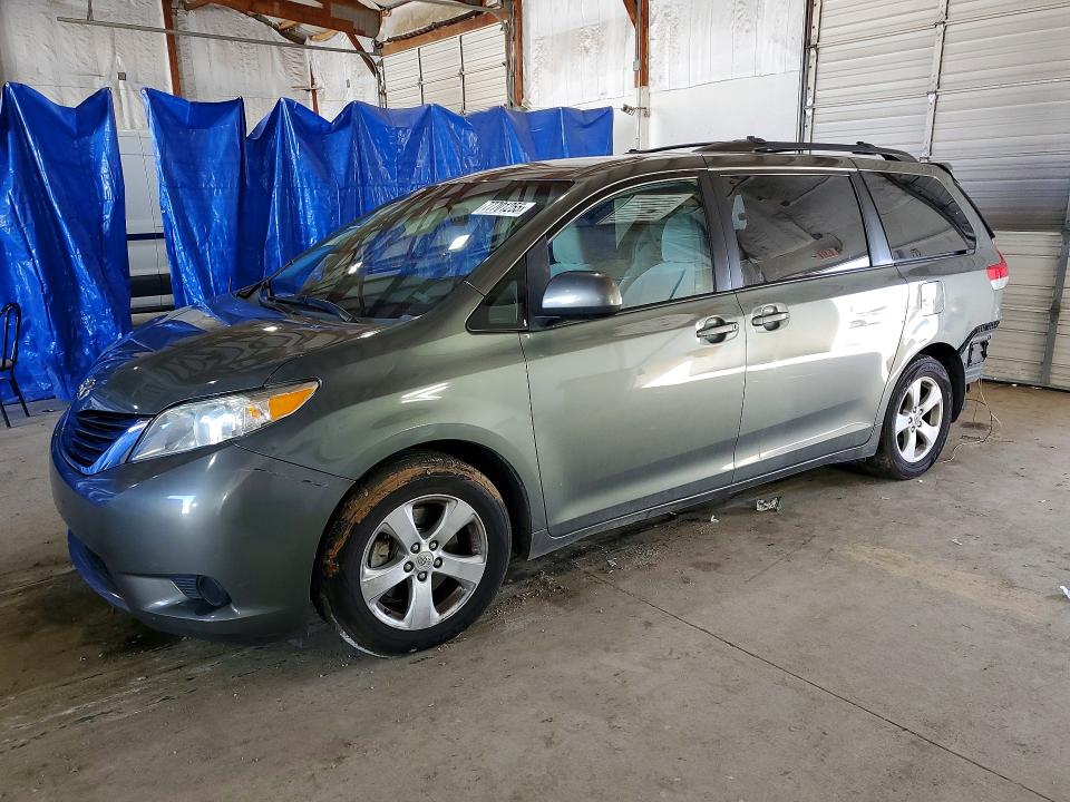 TOYOTA SIENNA 2011 z numerem VIN 5TDKK3DC4BS052966 - Zdjęcie z aukcji
