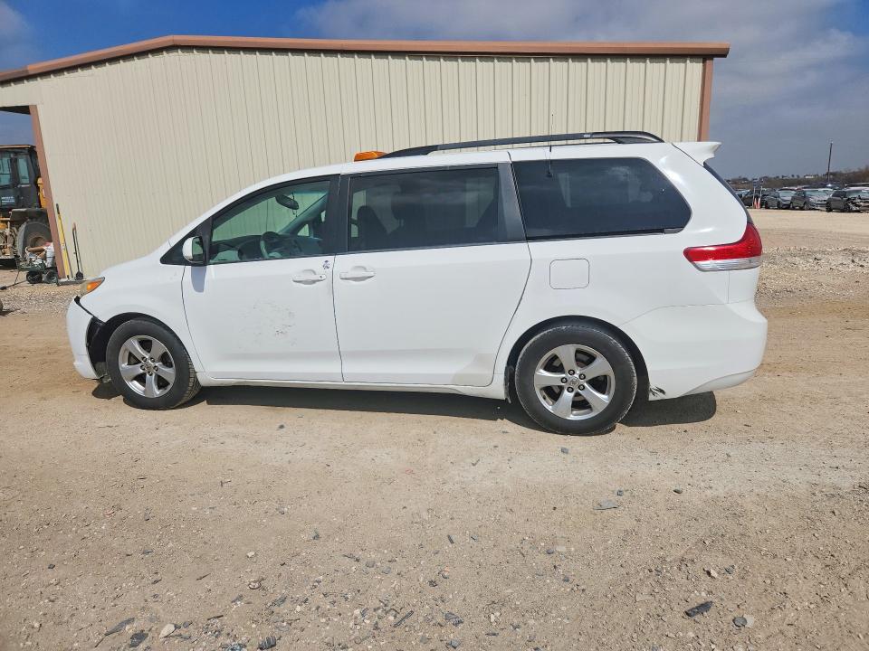 Photo 2 from auction – 2014 TOYOTA SIENNA with VIN 5TDKK3DC3ES487580