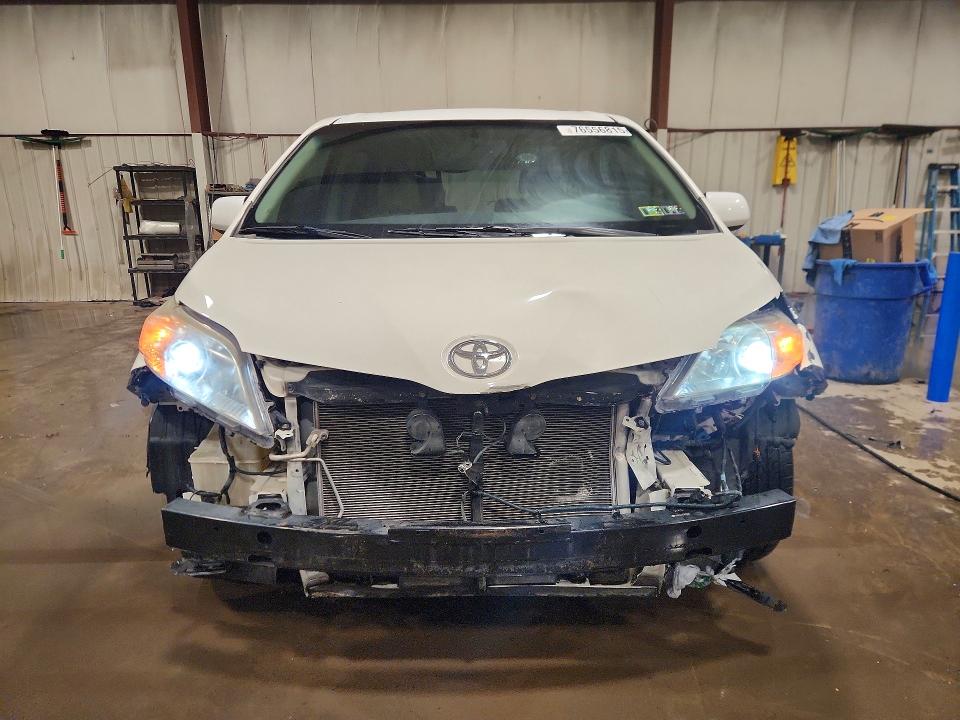 Photo 5 from auction – 2014 TOYOTA SIENNA XLE with VIN 5TDYK3DC6ES430719